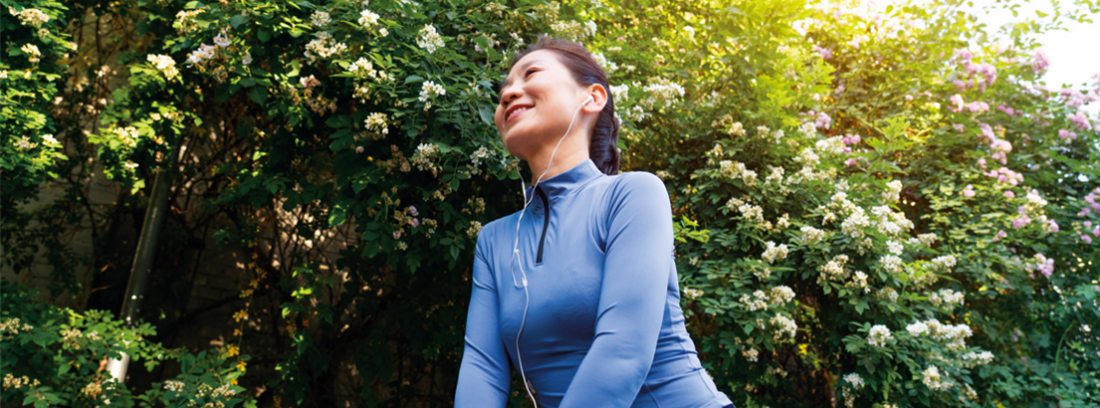 phụ nữ vận động nghe nhạc