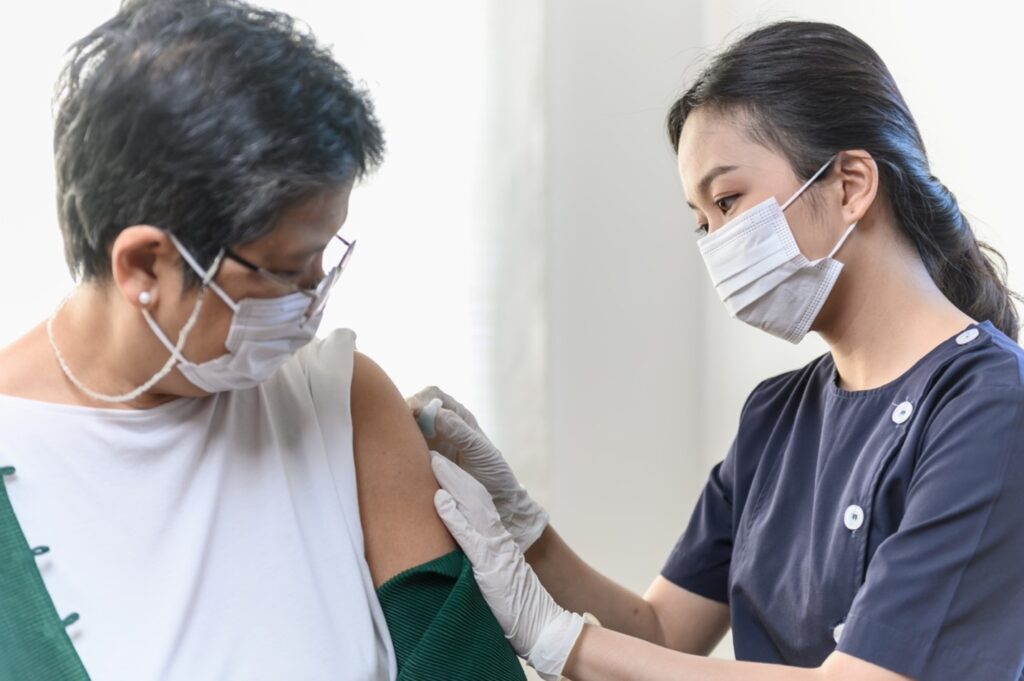 Tiêm vắc xin cúm cho người cao tuổi
