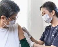 Tiêm vắc xin cúm cho người cao tuổi