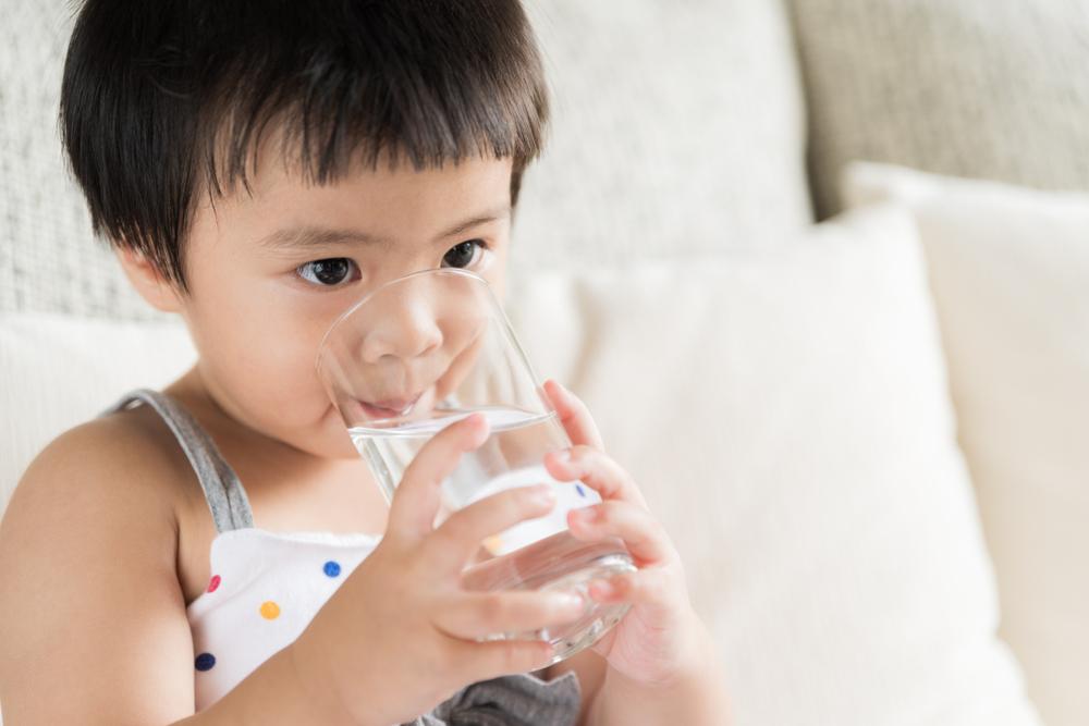 Trẻ cần uống đủ lượng nước theo nhu cầu mỗi ngày
