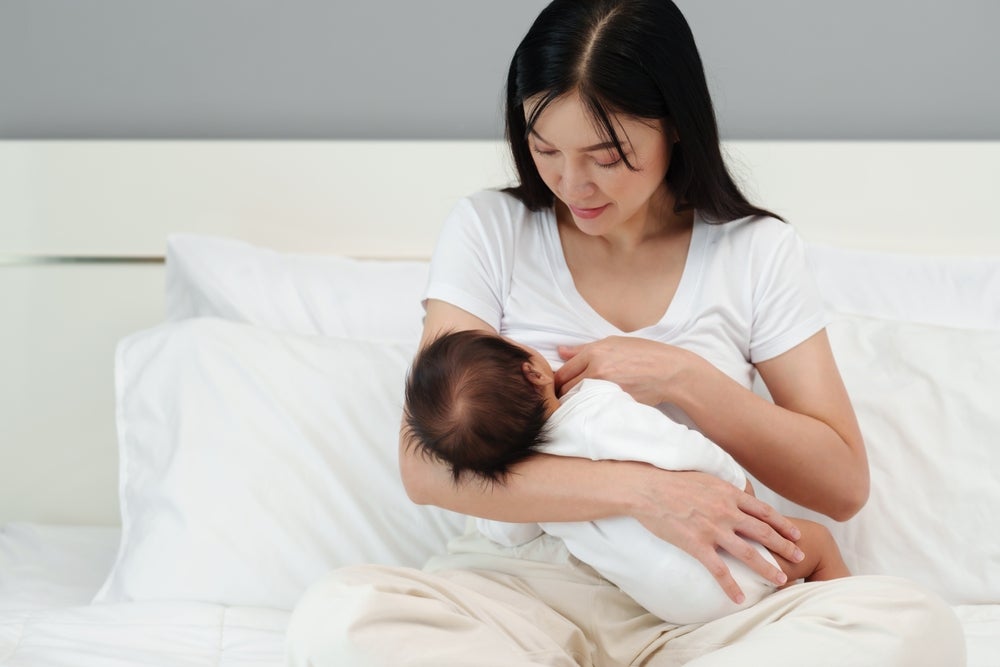 Cho trẻ bú sữa mẹ hoàn toàn trong 6 tháng đầu sau sinh để phòng ngừa viêm phổi
