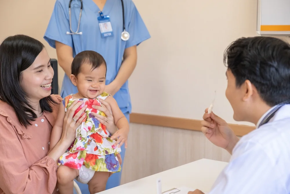 Ba mẹ hãy đưa trẻ đi tái khám theo lịch hẹn của bác sĩ