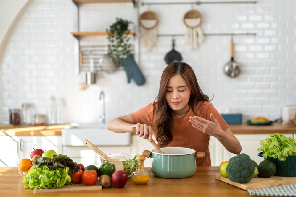 Tắc ngạt mũi, giảm hoặc mất khứu giác là một trong những triệu chứng viêm mũi xoang chính
