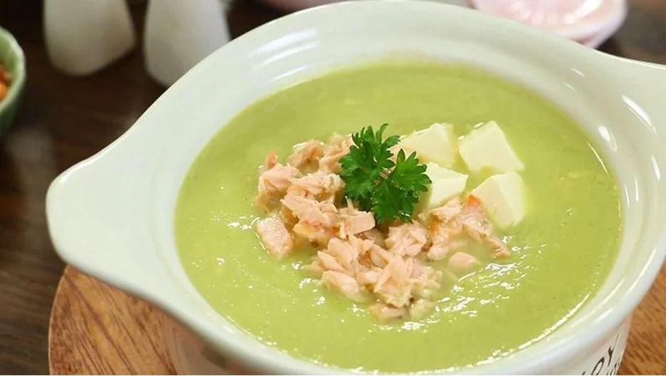 Cha mẹ nên cho trẻ ăn súp hoặc cháo loãng (Ảnh minh họa)