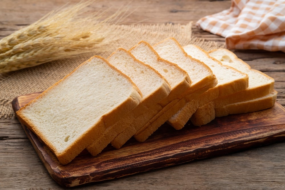 Một số người xuất hiện các triệu chứng khi ăn thức ăn có gluten như bánh mì 