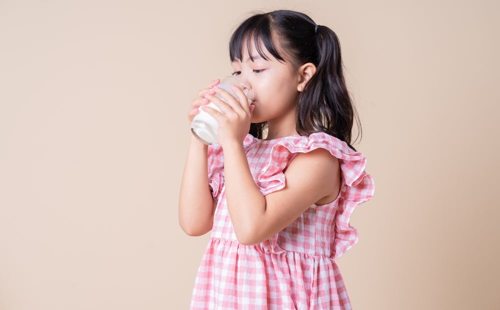 Uống đủ nước giúp bé cải thiện táo bón lâu ngày