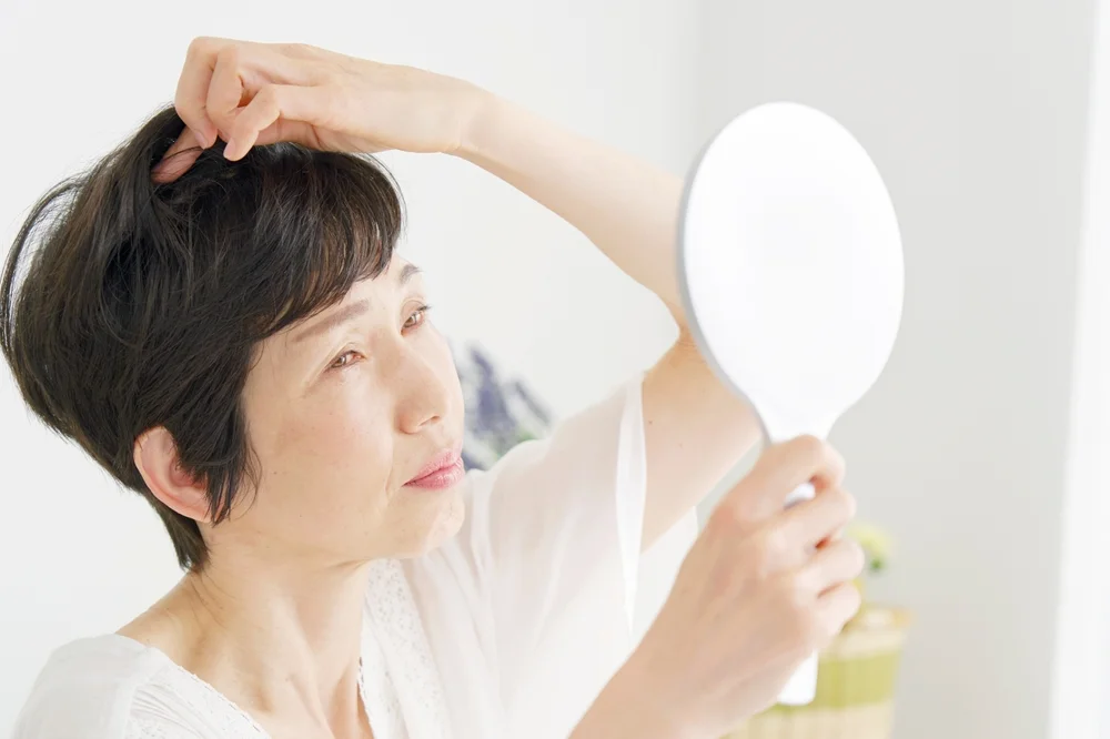 Rụng tóc là triệu chứng cho thấy bạn đang vào thời kỳ tiền mãn kinh