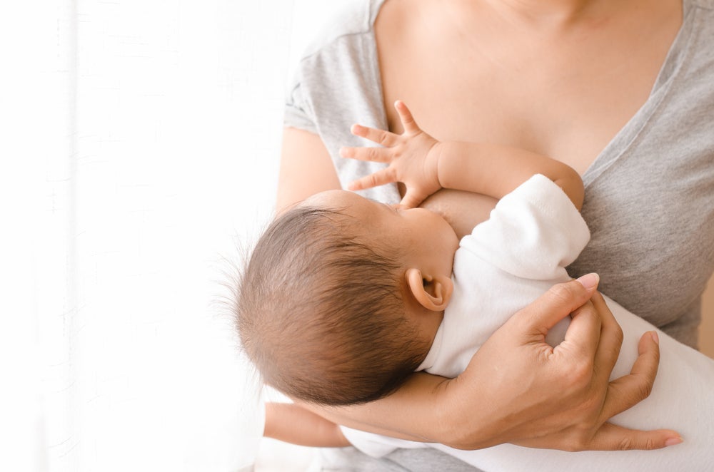 Cho trẻ bú mẹ thay vì bú bình để phòng ngừa mắc viêm tai giữa cấp