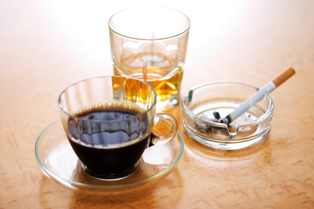 Thuốc lá, cà phê, rượu là yếu tố nguy cơ gây trào ngược họng thanh quản