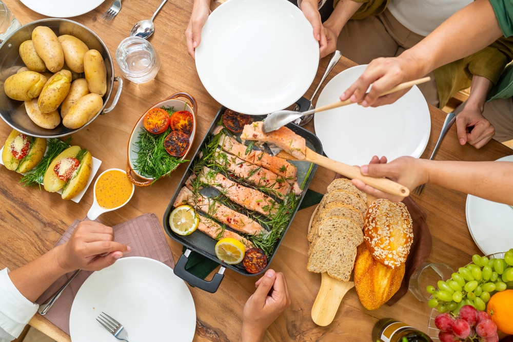 ăn quá nhanh có thể gây ra đầy bụng khó tiêu