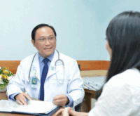 PGS.TS.BS Bùi Hữu Hoàng đang khám và tư vấn cho bệnh nhân
