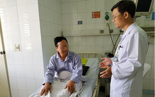 bác sĩ Nguyễn Văn Tân thăm khám bệnh nhân