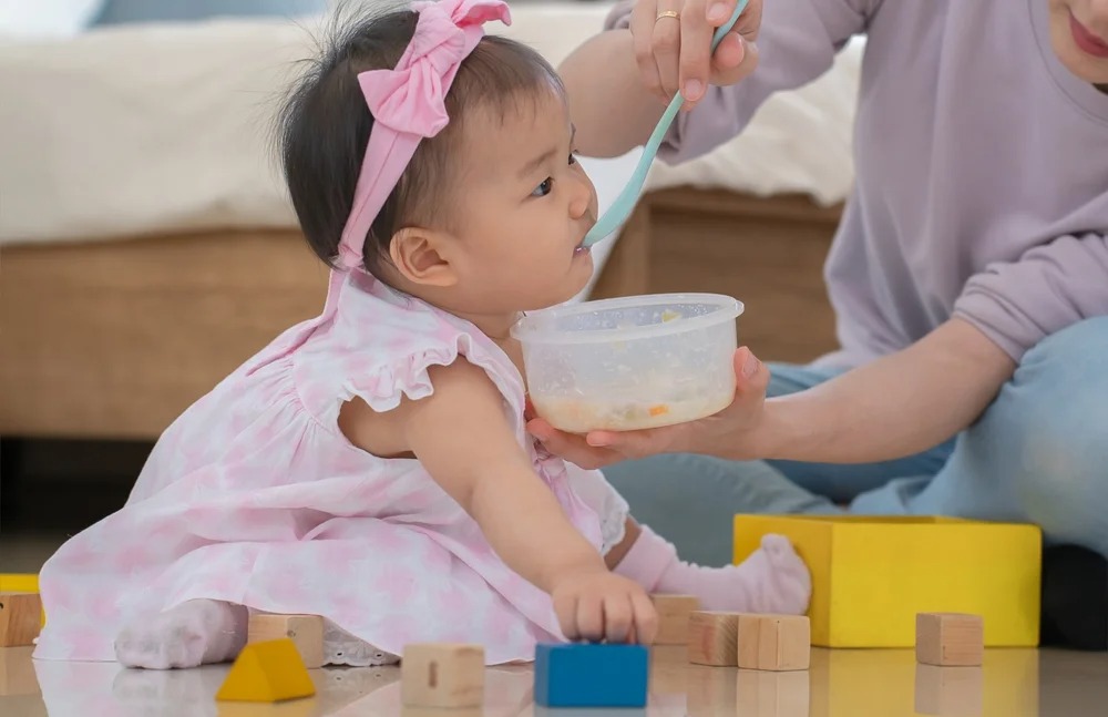 Cho bé ăn đủ, chia nhiều bữa nhỏ: