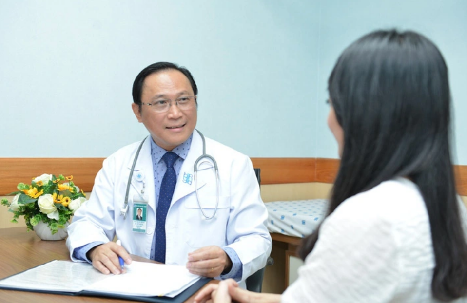 PGS.TS.BS Bùi Hữu Hoàng đang khám và tư vấn cho bệnh nhân