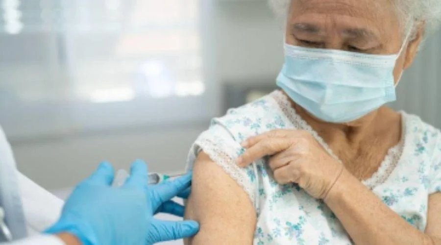 Độ an toàn của các loại vaccine cho người cao tuổ