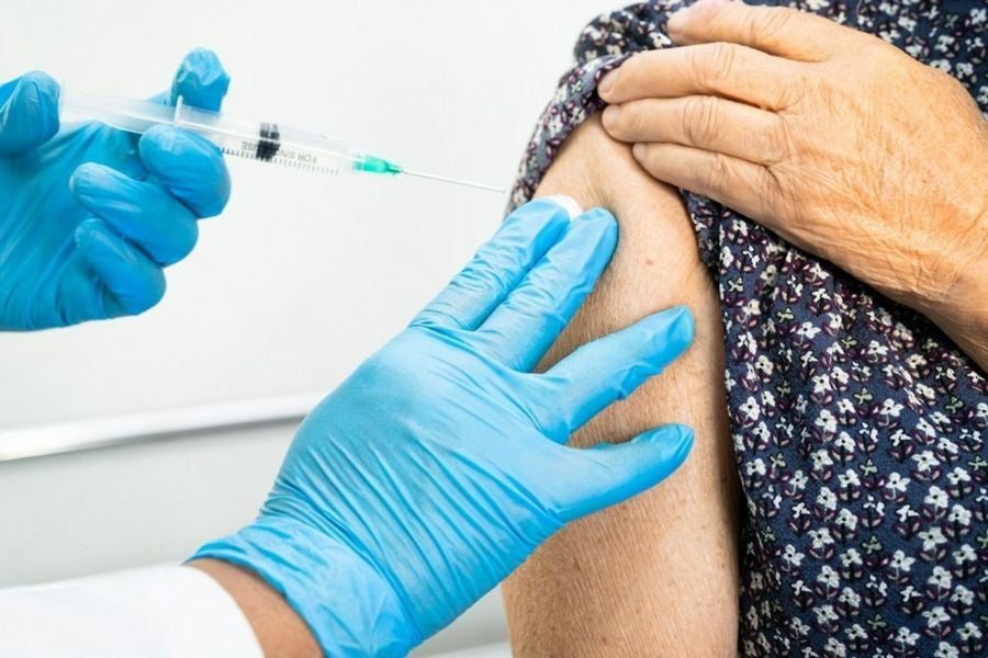 Vì sao độ an toàn của vaccine cúm lại đặc biệt quan trọng đối với người cao tuổi