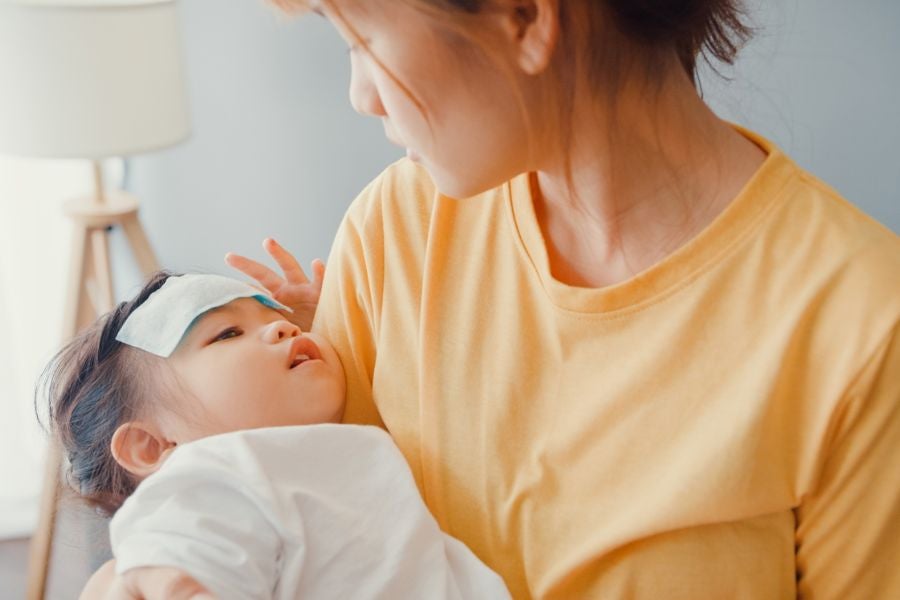 Xử lý khi trẻ sốt cao tại nhà 